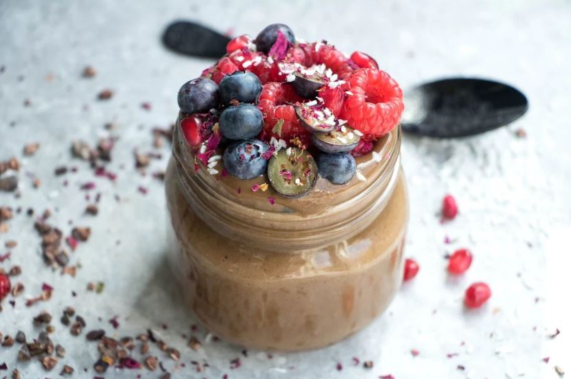 Recept Thrive, Perform - Čokoládové bobule superfood snídaňové smoothie (1)